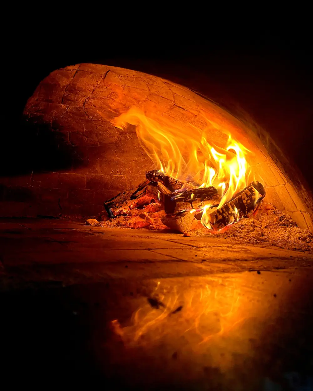 Płonące drewno w kopule pieca do pizzy