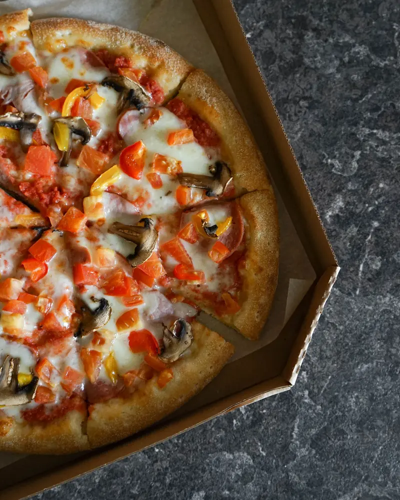 Pizza w kartonowym pudełku na wynos